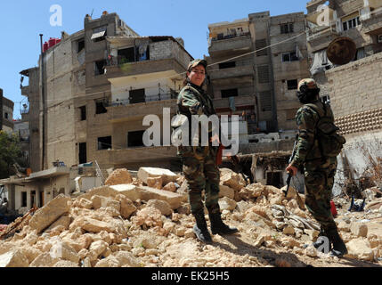 Damaskus, Syrien. 5. April 2015. Zwei weibliche Scharfschützen Patrouille in Daraya Vorort der Hauptstadt Damaskus, Syrien, am 5. April 2015. Die Scharfschützen sind Mitglieder der weiblichen Kraft in syrischen Republikanischen Garde. Die Einheit besteht aus rund 800 Freiwillige, unverheirateten, weiblichen Kämpfer-im Alter zwischen 20 und 24 Jahre alt. Ihre Aufgabe ist es, neben der syrischen Armee in ihrem Kampf gegen die Rebellen zu arbeiten. © Zhang Naijie/Xinhua/Alamy Live-Nachrichten Stockfoto