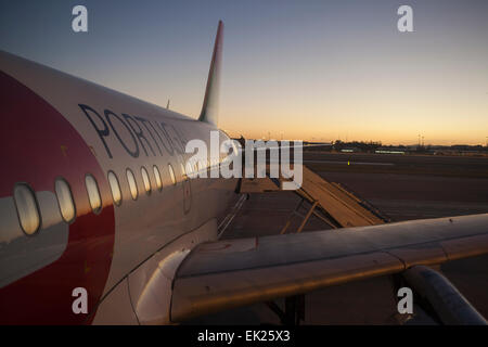 Tippen Sie auf Flugzeug auf dem Flughafen Lissabon, Portugal. Stockfoto