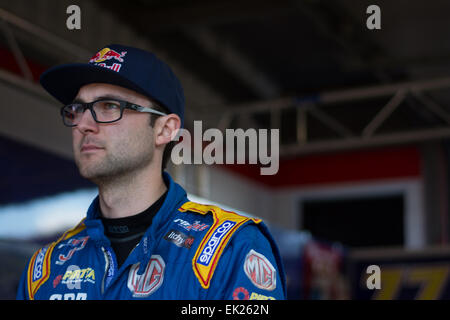 Brands Hatch, Fawkham, Longfield, Großbritannien. 5. April 2015. Andrew Jordan und MG 888 Racing Laufwerke während der Dunlop MSA British Touring Car Championship in Brands Hatch. Bildnachweis: Gergo Toth/Alamy Live-Nachrichten Stockfoto