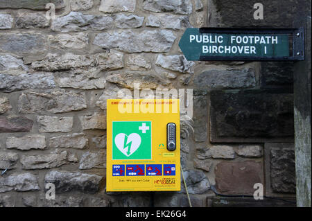 Notfall lebensrettende Ausrüstung in Derbyshire Dorf von Winster Stockfoto