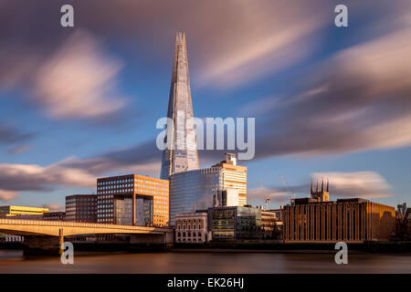 Die Scherbe und London Bridge, London, England Stockfoto