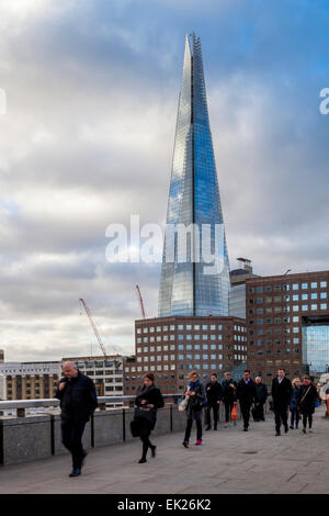 Menschen Kreuzung London Bridge auf dem Weg zur Arbeit In der City of London, London, England Stockfoto