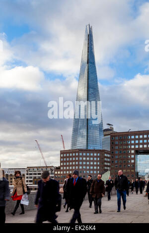 Menschen Kreuzung London Bridge auf dem Weg zur Arbeit In der City of London, London, England Stockfoto