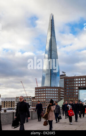 Menschen Kreuzung London Bridge auf dem Weg zur Arbeit In der City of London, London, England Stockfoto