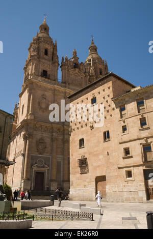 Casa de Las Conchas vor der Päpstlichen Universität von Salamanca, Spanien Stockfoto