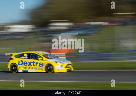 Brands Hatch, Fawkham, Longfield, Großbritannien. 5. April 2015. Alex Martin und Dextra Racing Ford Focus Laufwerke während der Dunlop MSA British Touring Car Championship in Brands Hatch. Bildnachweis: Gergo Toth/Alamy Live-Nachrichten Stockfoto
