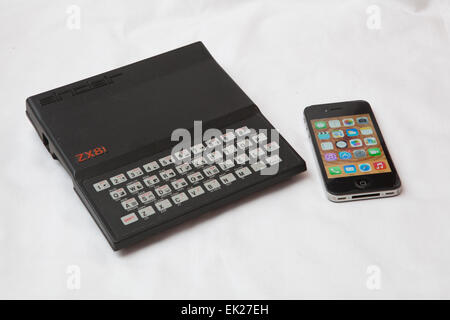 SInclair Research ZX81 (1981) neben Apple iPhone 4 s (2012) Stockfoto