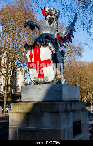 Eine Drachenstatue aus Gusseisen sitzt auf der Victoria Embankment, Markierung der Grenze der City of London, London, England Stockfoto