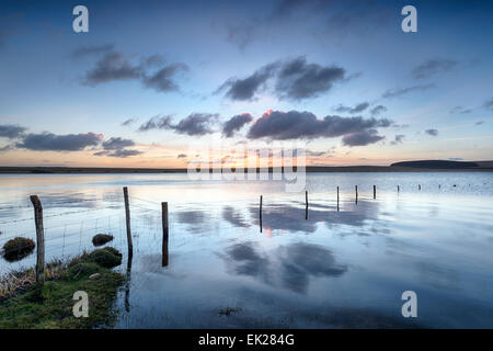 Morgendämmerung am überlaufen Stausee auf Bodmin Moor in Cornwall Stockfoto