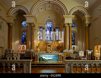 Altar der die Karmeliter Kirche der Heiligen Teresa, Carmelite Nonne in Dublin Irland zeigt liegender Christusfigur. Stockfoto