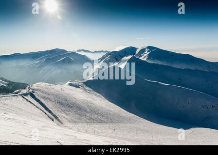 Ski-Gebiet, polnisch-slowakischen Grenze und westlichen Tatra sichtbar vom Kasprowy Wierch, Südliches Polen Stockfoto