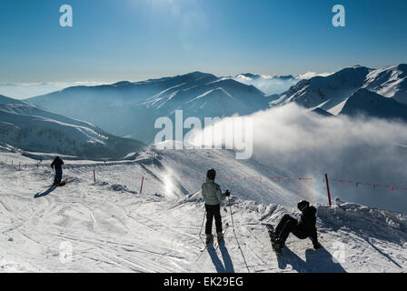 Skifahrer und Snowboarder und westlichen Tatra sichtbar vom Kasprowy Wierch, Südliches Polen Stockfoto