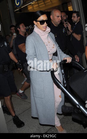 Kim Kardashian und Tochter Nord-West kommen am Los Angeles International Airport (LAX) Featuring: Kim Kardashian Where: Los Angeles, California, Vereinigte Staaten von Amerika als: 1. Oktober 2014 Stockfoto