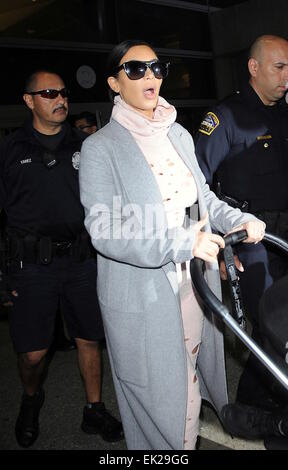 Kim Kardashian und Tochter Nord-West kommen am Los Angeles International Airport (LAX) Featuring: Kim Kardashian Where: Los Angeles, California, Vereinigte Staaten von Amerika als: 1. Oktober 2014 Stockfoto