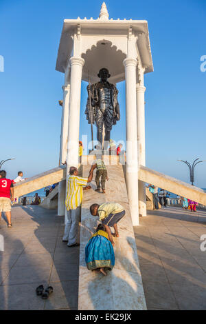 Kinder spielen auf der Sehenswürdigkeiten Strandpromenade Gandhi Memorial und Statue, Pondicherry, oder Puducherry, Tamil Nadu, Südindien an einem sonnigen Tag Stockfoto