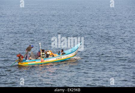Die lokalen Fischer in einem bunten Boot, Pondicherry, oder Puducherry, Tamil Nadu, Südindien Stockfoto
