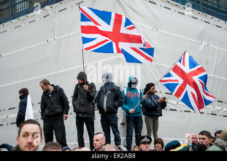 London, UK. 4. April 2015. Pediga UK, hält das britische Kontingent der Europäischen Anti-islamistischen Bewegung eine Kundgebung vor Downing Street. Die Gruppe behauptet, dass ihr Ziel ist es, Land-Werte und Kultur zu verteidigen und widersetzt sich, was sie glauben ist die schleichende Islamisierung des Abendlandes. Antirassistische Gruppe Unite Against Fascism eine Gegendemonstration in der Nähe statt. Bildnachweis: Pete Maclaine/Alamy Live-Nachrichten Stockfoto