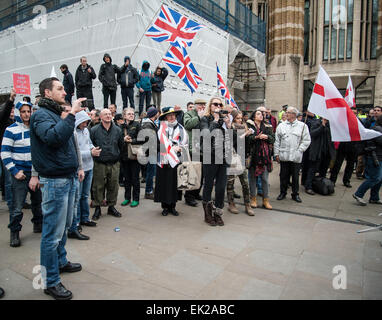 London, UK. 4. April 2015. Pediga UK, hält das britische Kontingent der Europäischen Anti-islamistischen Bewegung eine Kundgebung vor Downing Street. Die Gruppe behauptet, dass ihr Ziel ist es, Land-Werte und Kultur zu verteidigen und widersetzt sich, was sie glauben ist die schleichende Islamisierung des Abendlandes. Antirassistische Gruppe Unite Against Fascism eine Gegendemonstration in der Nähe statt. Bildnachweis: Pete Maclaine/Alamy Live-Nachrichten Stockfoto