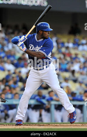 Los Angeles, CA, USA. 4. April 2015. Los Angeles Dodgers Recht Fielder Yasiel Puig #66 auf bat während der Vorsaison Freeway Serie Hauptliga-Baseball-Spiel zwischen den Los Angeles Dodgers und den Los Angeles Angels im Dodger Stadium in Los Angeles, California.Louis Lopez/CSM/Alamy Live News Stockfoto