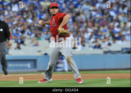 Los Angeles, CA, USA. 4. April 2015. Los Angeles Angels ab Krug Hector Santiago #53 Stellplätze während der Vorsaison Freeway Serie Hauptliga-Baseball-Spiel zwischen den Los Angeles Dodgers und den Los Angeles Angels im Dodger Stadium in Los Angeles, California.Louis Lopez/CSM/Alamy Live News Stockfoto