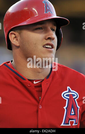 Los Angeles, CA, USA. 4. April 2015. Los Angeles Angels Center Fielder Mike Forelle #27 während der Vorsaison Freeway Serie Hauptliga-Baseball-Spiel zwischen den Los Angeles Dodgers und den Los Angeles Angels im Dodger Stadium in Los Angeles, California.Louis Lopez/CSM/Alamy Live News Stockfoto