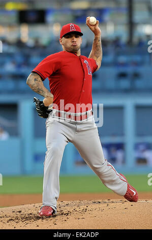Los Angeles, CA, USA. 4. April 2015. Los Angeles Angels ab Krug Hector Santiago #53 Stellplätze während der Vorsaison Freeway Serie Hauptliga-Baseball-Spiel zwischen den Los Angeles Dodgers und den Los Angeles Angels im Dodger Stadium in Los Angeles, California.Louis Lopez/CSM/Alamy Live News Stockfoto