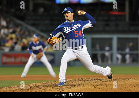 Los Angeles, CA, USA. 4. April 2015. Los Angeles Dodgers Entlastung Krug Stellplätze David Huff #54 während der Vorsaison Freeway Serie Hauptliga-Baseball-Spiel zwischen den Los Angeles Dodgers und den Los Angeles Angels im Dodger Stadium in Los Angeles, California.Louis Lopez/CSM/Alamy Live News Stockfoto