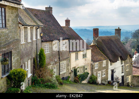 Eine Reihe von verschlafenen Hütten auf einer gepflasterten Straße in Gold Hill in Shaftesbury, Dorset Stockfoto