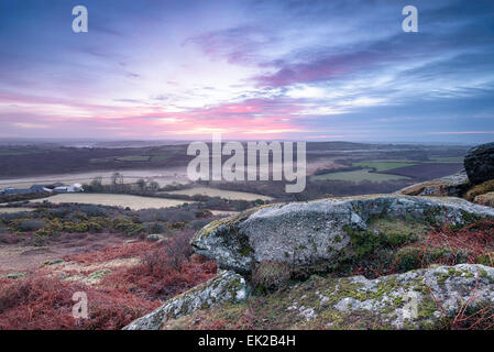 Dramatische Sonnenaufgang von Moor auf Helman Tor in der Nähe von Bodmin in Cornwall Stockfoto