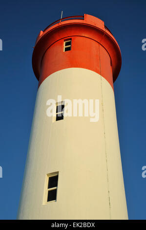 Drei Fenster auf rotem und weißem Beton Struktur der berühmten Umhlanga Rocks Leuchtturm, Schiff navigation Leuchtturm in der Nähe von Durban, KwaZulu-Natal, Südafrika Stockfoto