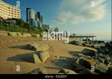 Atemberaubende Strand Hotels und Ferienwohnungen in der Nähe von Wahrzeichen Pier auf der Uferpromenade von Umhlanga Rocks, Kwazulu Natal, Südafrika Stockfoto