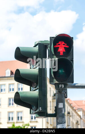 Die Cartoon-ähnliche Figur bekannt als Ampelfrau in Dresden, Deutschland auf die rote und grüne Fußgängerüberweg Lichter gesehen wird. Stockfoto
