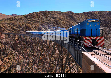 Salta, Argentinien. 5. April 2015. Der "Zug in die Wolken" wird auf einer Strecke, in der Provinz Salta, Argentinien, 5. April 2015 gesehen. Laut Lokalpresse, den "Zug zu den Wolken", die ihre Tätigkeit nach einer Entgleisung aufgehört hatte am Sonntag seine erste Reise nach einem Prozess der Wartung und Erneuerung der Wagen durchgeführt. © Prensa Interieur/TELAM/Xinhua/Alamy Live-Nachrichten Stockfoto