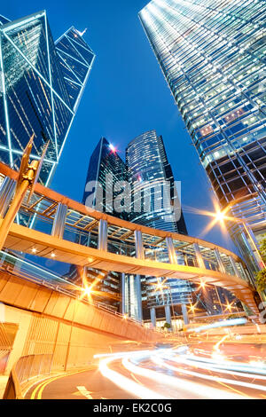 Bürogebäude im Zentrum von Hongkong bei Nacht. Stockfoto