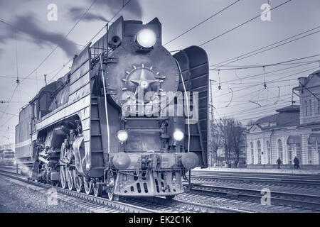 Retro-Dampflokomotive steht auf der Station am Abendzeit. Stockfoto