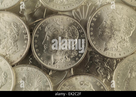 Vintage-Konzept von alten Silbermünzen mit gefüllten Rahmen. Stockfoto