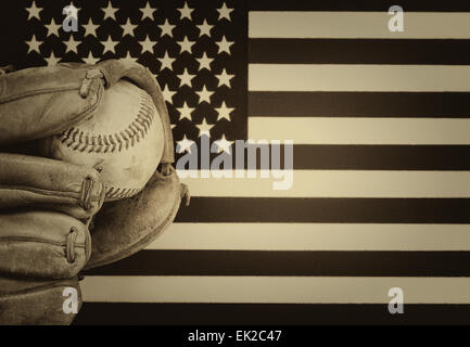 Vintage Konzept Leder Mitt und gebrauchte Baseball mit Vereinigte Staaten von Amerika Flagge im Hintergrund. Stockfoto