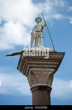 Statue von St. Theodore von Panthea, Markusplatz, Venedig, Italien Stockfoto