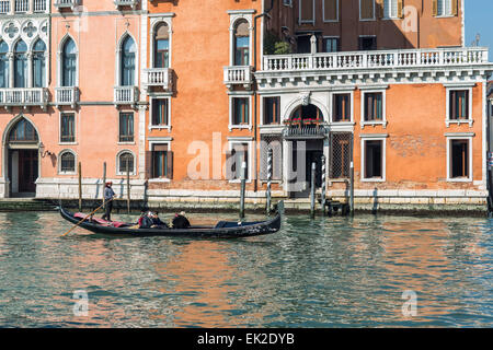 Gondel und Gondoliere, Venedig, Italien Stockfoto