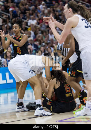 Tampa, FL, USA. 5. April 2015. Gerangel auf dem Boden für eine lockere Kugel in der ersten Hälfte während der NCAA Frauen Final Four in Amalie Arena in Tampa FL. Credit: Csm/Alamy Live-Nachrichten Stockfoto