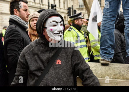 Antifaschisten demonstrieren gegen Pergida in Whitehall. Stockfoto