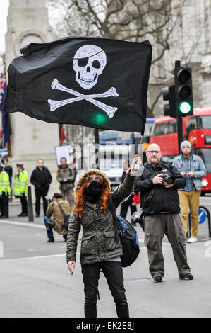 Black Bloc Antifaschisten demonstrieren gegen Pergida in Whitehall. Stockfoto