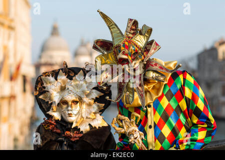 Mann und Frau in Kostüm und Maske, Venedig, Italien