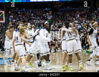 Tampa, FL, USA. 5. April 2015. Notre Dame feiert den einen Punkt-Sieg über South Carolina von der NCAA Frauen Final Four in Amalie Arena in Tampa FL. Credit: Csm/Alamy Live-Nachrichten Stockfoto