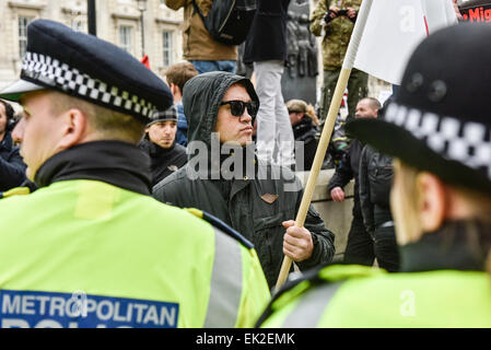 Antifaschisten demonstrieren gegen Pergida in Whitehall. Stockfoto