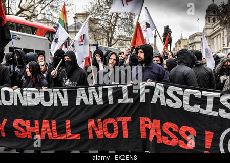 Antifaschisten demonstrieren gegen Pegida in Whitehall, London. Stockfoto