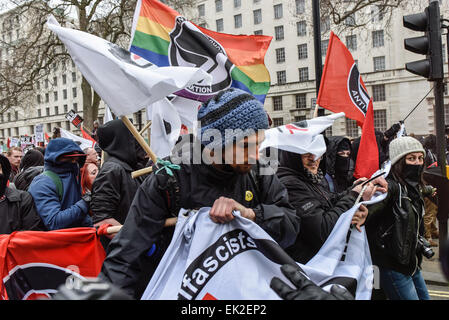 Antifaschisten demonstrieren gegen Pergida in Whitehall. Stockfoto