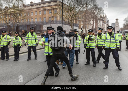 Antifaschisten demonstrieren gegen Pergida in Whitehall. Stockfoto