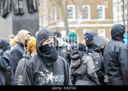 Black Bloc Antifaschisten demonstrieren gegen Pergida in Whitehall. Stockfoto