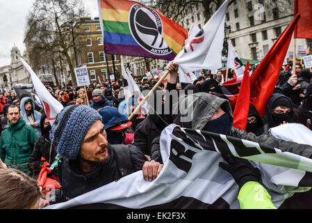 Antifaschisten demonstrieren gegen Pergida in Whitehall. Stockfoto